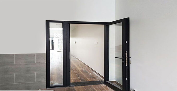 Lâm Ký thiết kế và lắp đặt kiểu cửa phòng ngủ mở quay kết hợp với vách kính