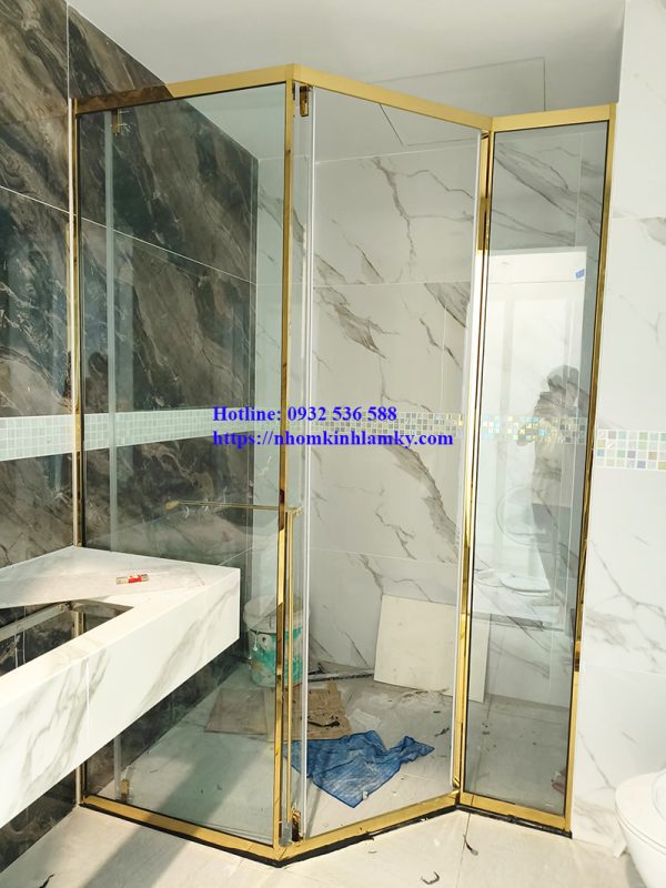 Phòng tắm kính kim cương lùa 135 độ