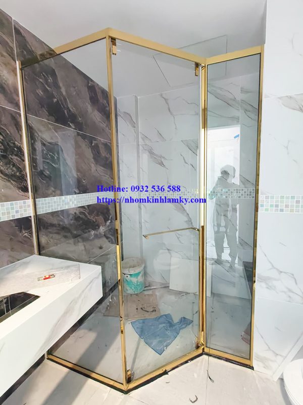 Phòng tắm kính kim cương lùa 135 độ